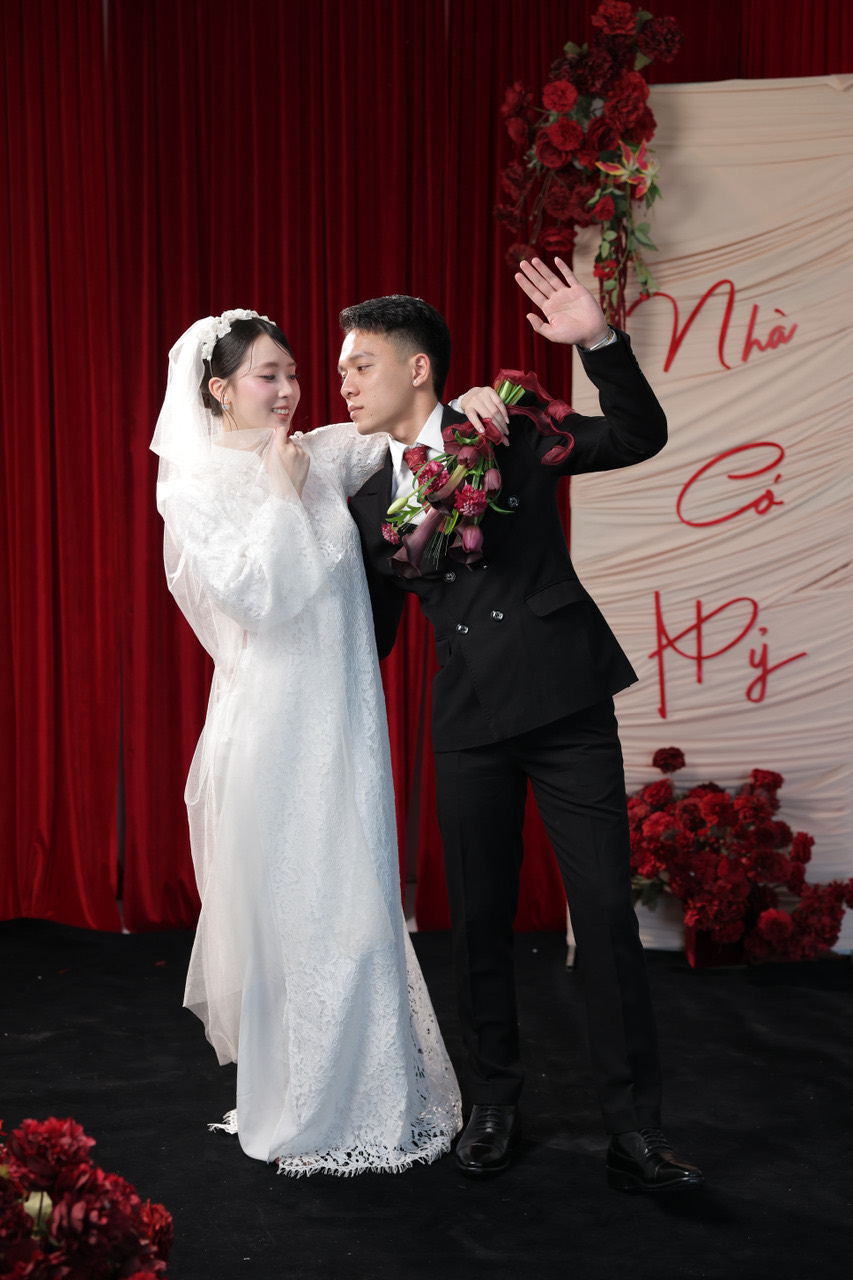 Khoảnh khắc vui của cô dâu chú rể
