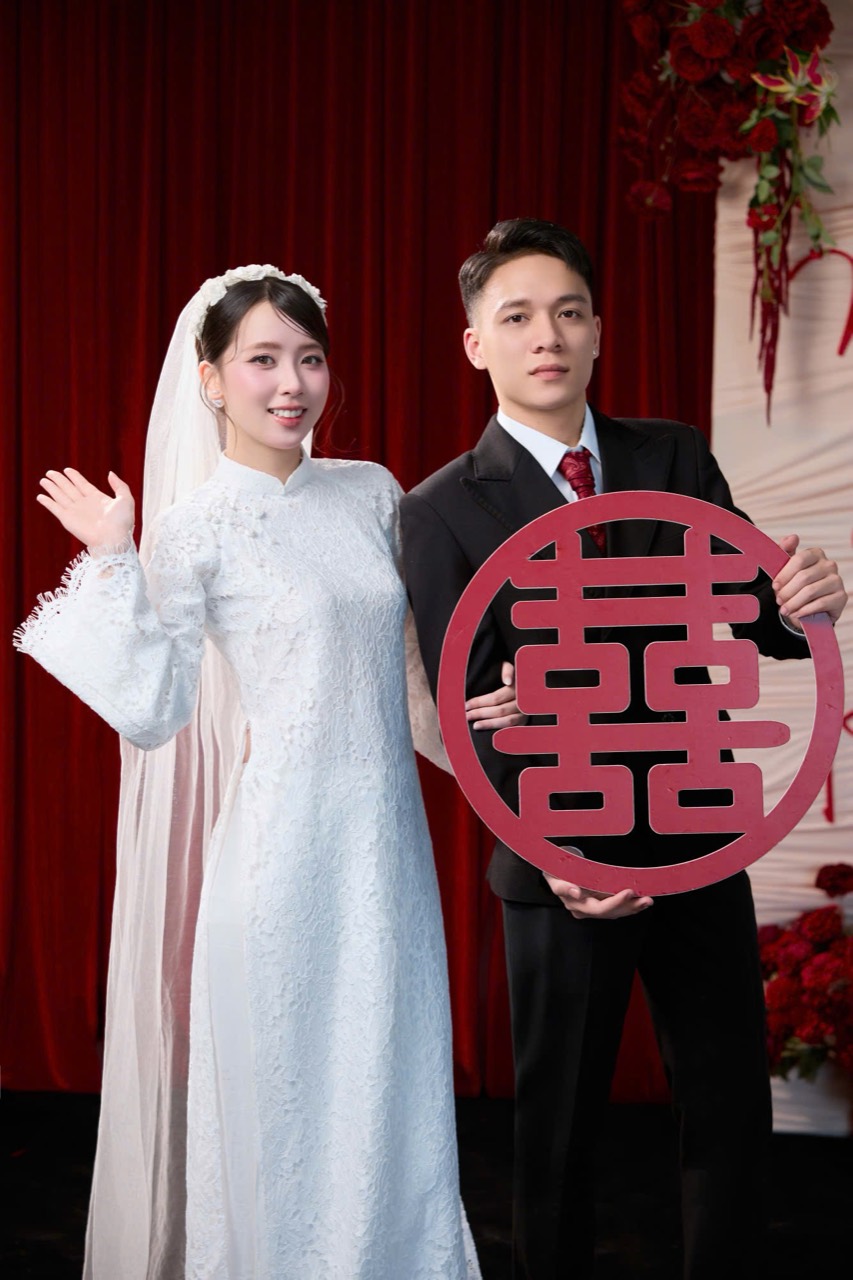 Xuân Trung và Nguyễn Nhàn trong lễ phục truyền thống