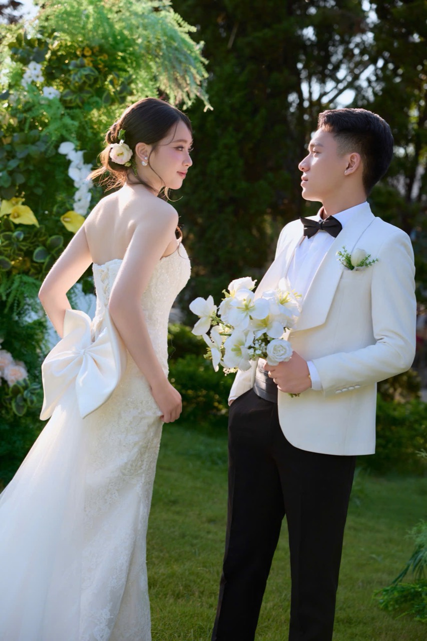 Cô dâu chú rể nhìn nhau trong vườn