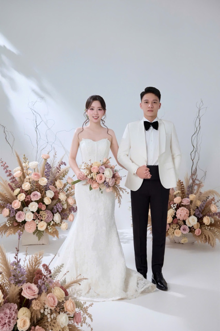 Chân dung cưới trong studio hoa