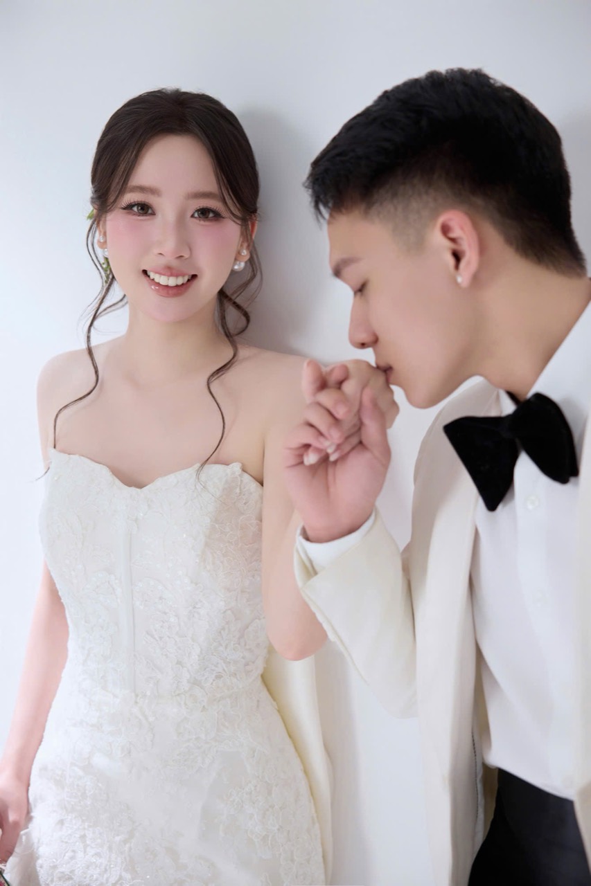 Chú rể hôn tay cô dâu